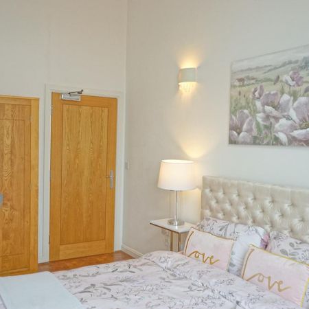 Soak Up The Light At A Soothing, Stylish Apartment In Swansea Marina Luaran gambar