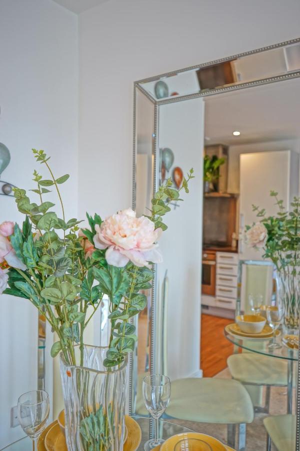 Soak Up The Light At A Soothing, Stylish Apartment In Swansea Marina Luaran gambar