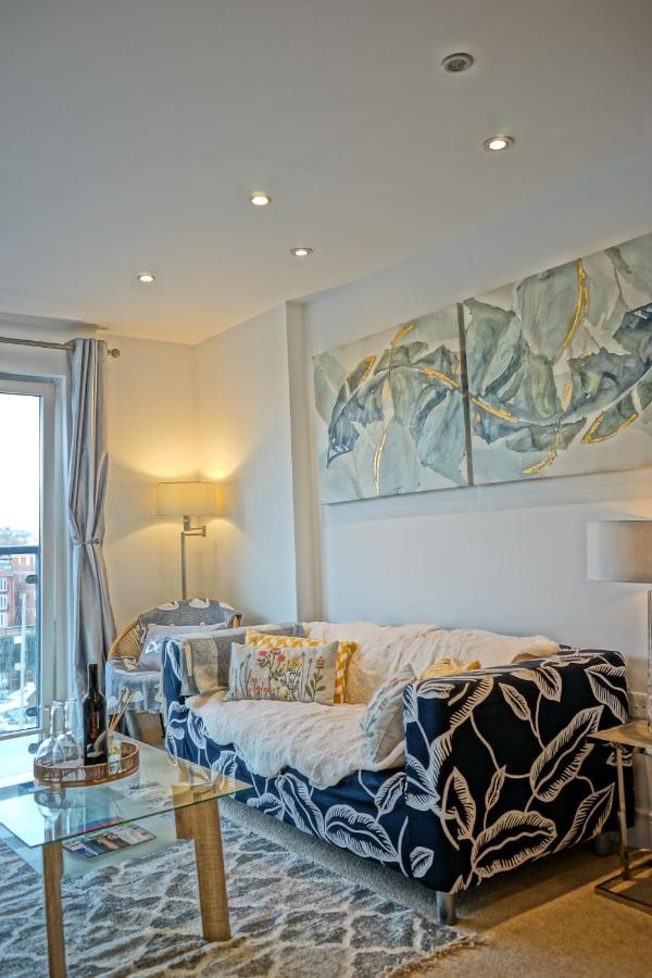 Soak Up The Light At A Soothing, Stylish Apartment In Swansea Marina Luaran gambar