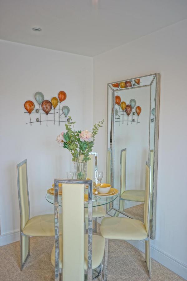 Soak Up The Light At A Soothing, Stylish Apartment In Swansea Marina Luaran gambar