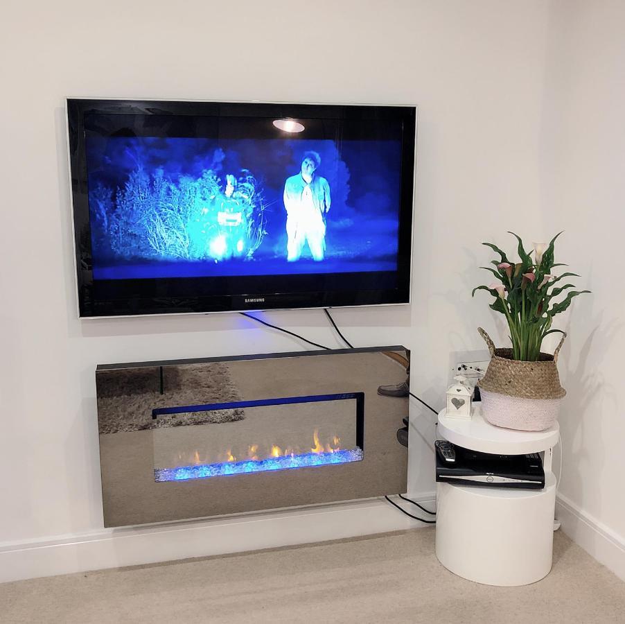 Soak Up The Light At A Soothing, Stylish Apartment In Swansea Marina Luaran gambar