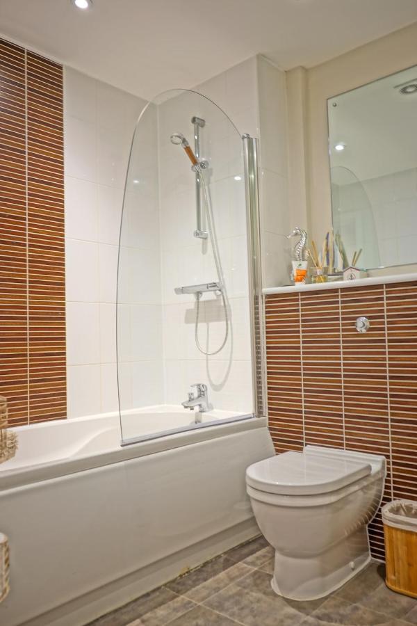 Soak Up The Light At A Soothing, Stylish Apartment In Swansea Marina Luaran gambar