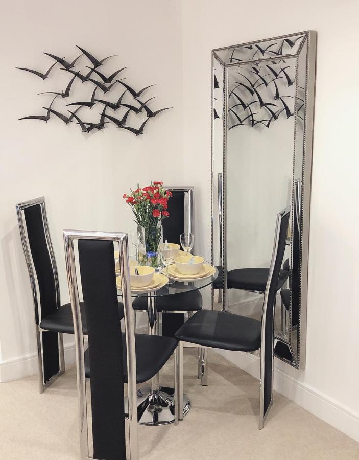 Soak Up The Light At A Soothing, Stylish Apartment In Swansea Marina Luaran gambar