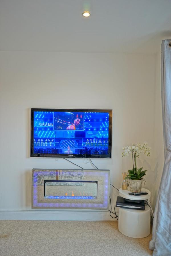 Soak Up The Light At A Soothing, Stylish Apartment In Swansea Marina Luaran gambar