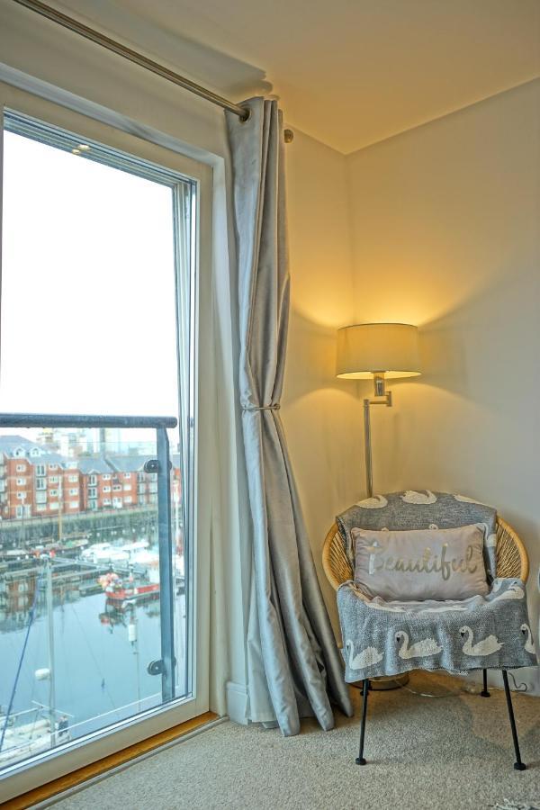 Soak Up The Light At A Soothing, Stylish Apartment In Swansea Marina Luaran gambar