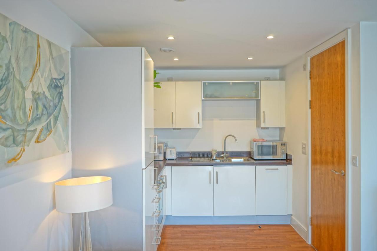 Soak Up The Light At A Soothing, Stylish Apartment In Swansea Marina Luaran gambar