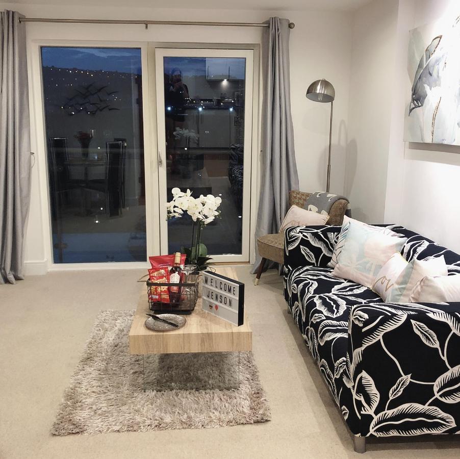 Soak Up The Light At A Soothing, Stylish Apartment In Swansea Marina Luaran gambar