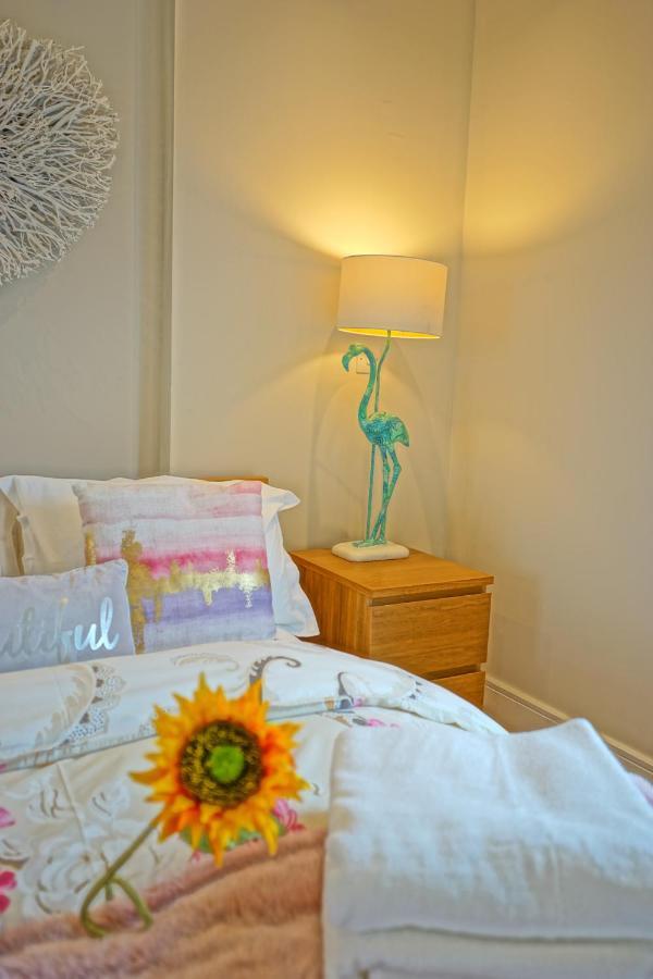 Soak Up The Light At A Soothing, Stylish Apartment In Swansea Marina Luaran gambar