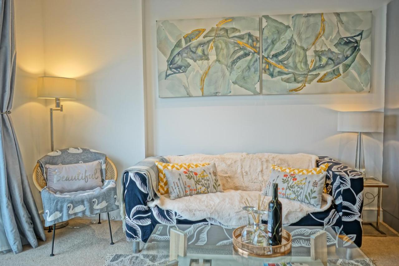 Soak Up The Light At A Soothing, Stylish Apartment In Swansea Marina Luaran gambar