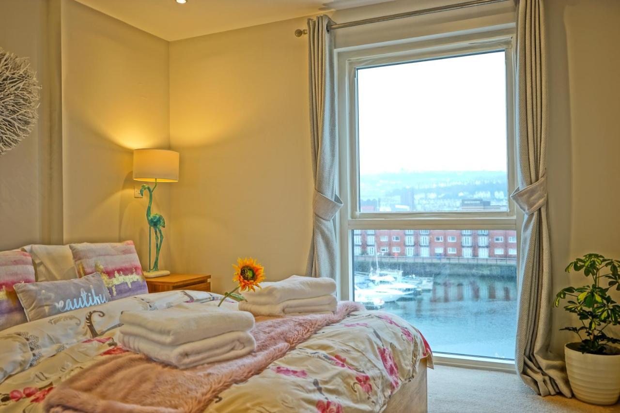 Soak Up The Light At A Soothing, Stylish Apartment In Swansea Marina Luaran gambar