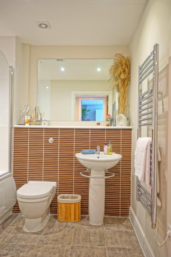 Soak Up The Light At A Soothing, Stylish Apartment In Swansea Marina Luaran gambar