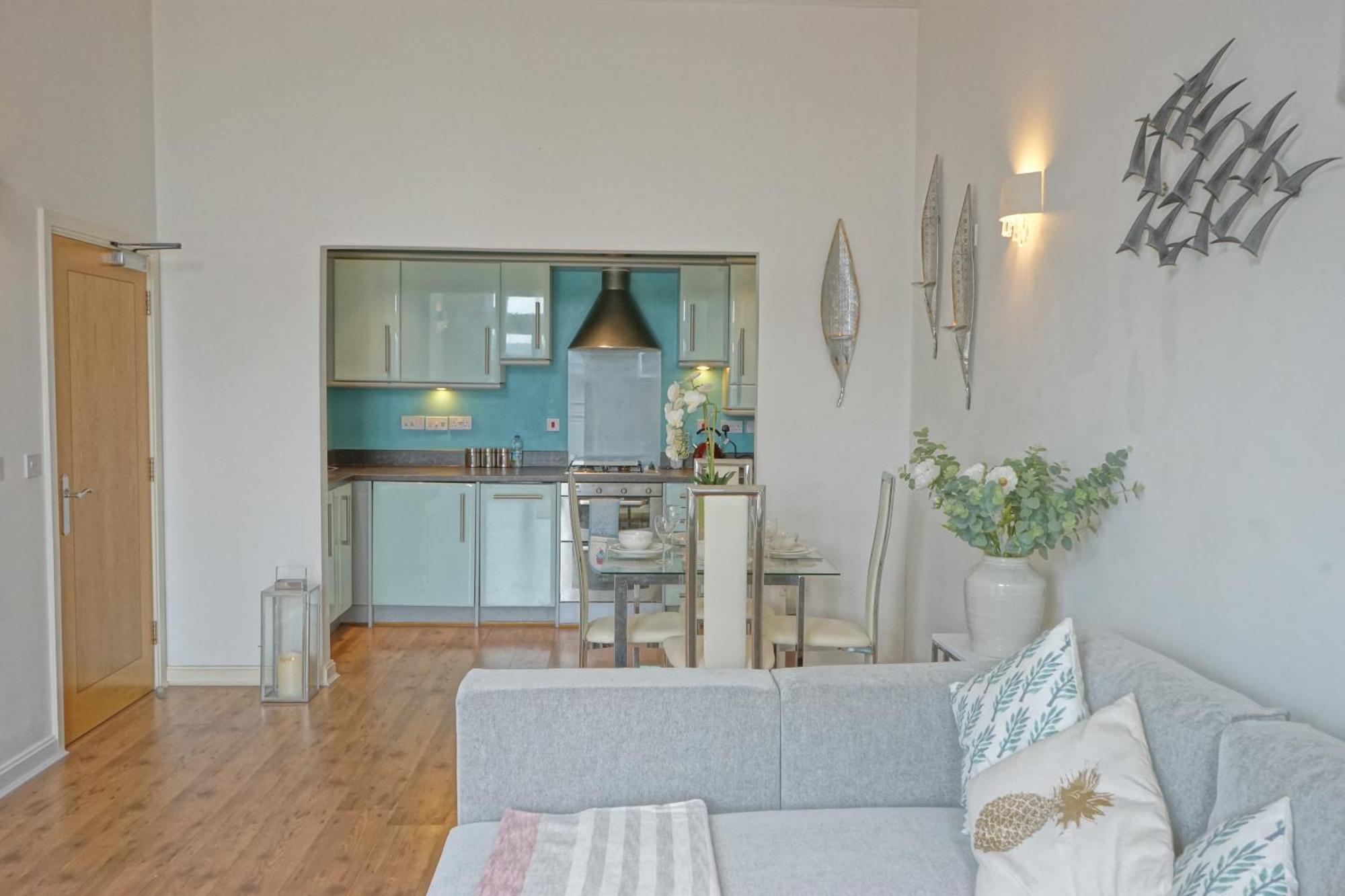 Soak Up The Light At A Soothing, Stylish Apartment In Swansea Marina Luaran gambar