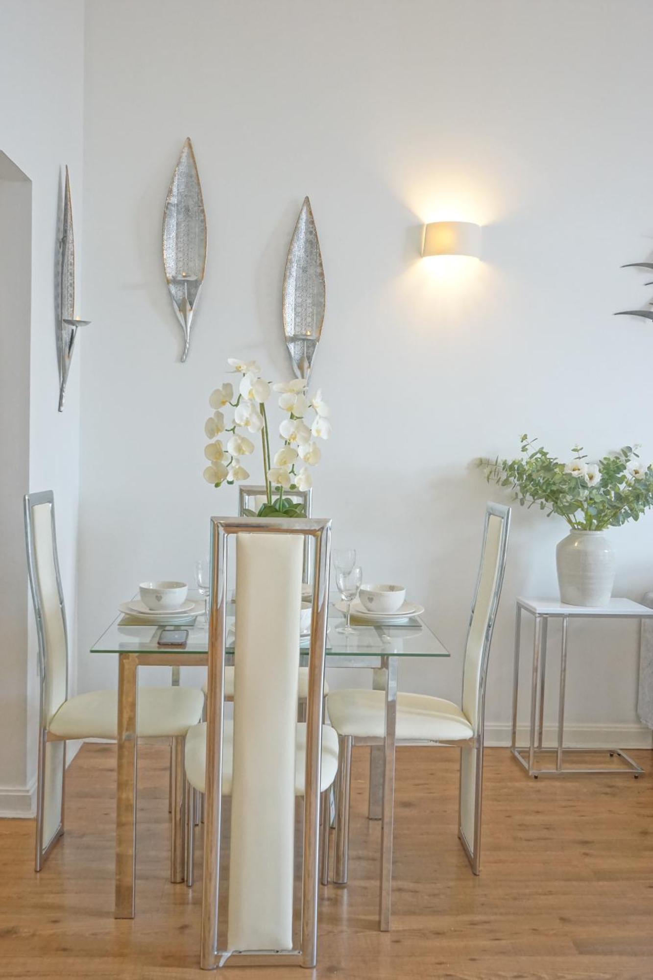 Soak Up The Light At A Soothing, Stylish Apartment In Swansea Marina Luaran gambar