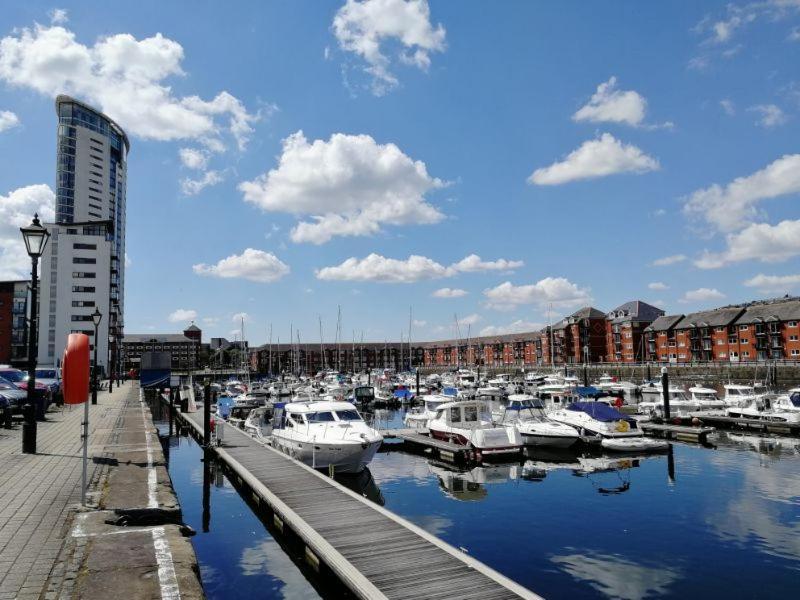 Soak Up The Light At A Soothing, Stylish Apartment In Swansea Marina Luaran gambar