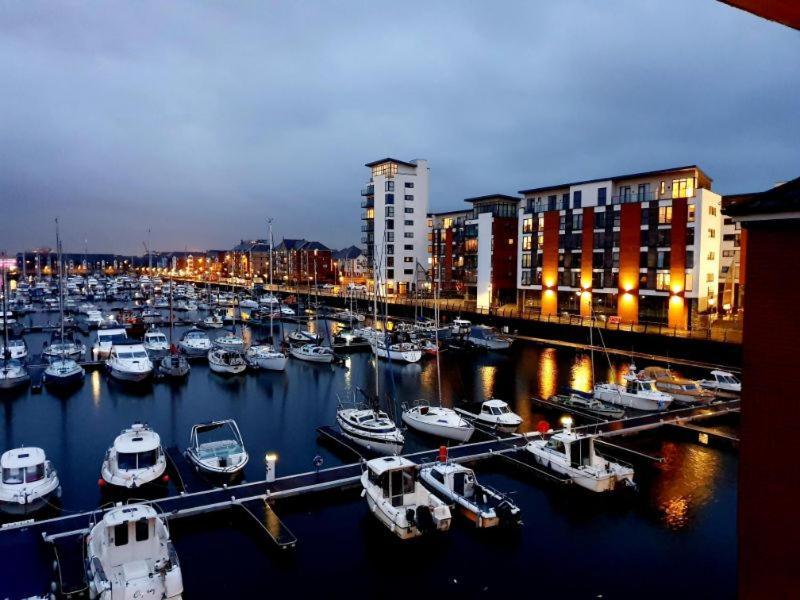 Soak Up The Light At A Soothing, Stylish Apartment In Swansea Marina Luaran gambar