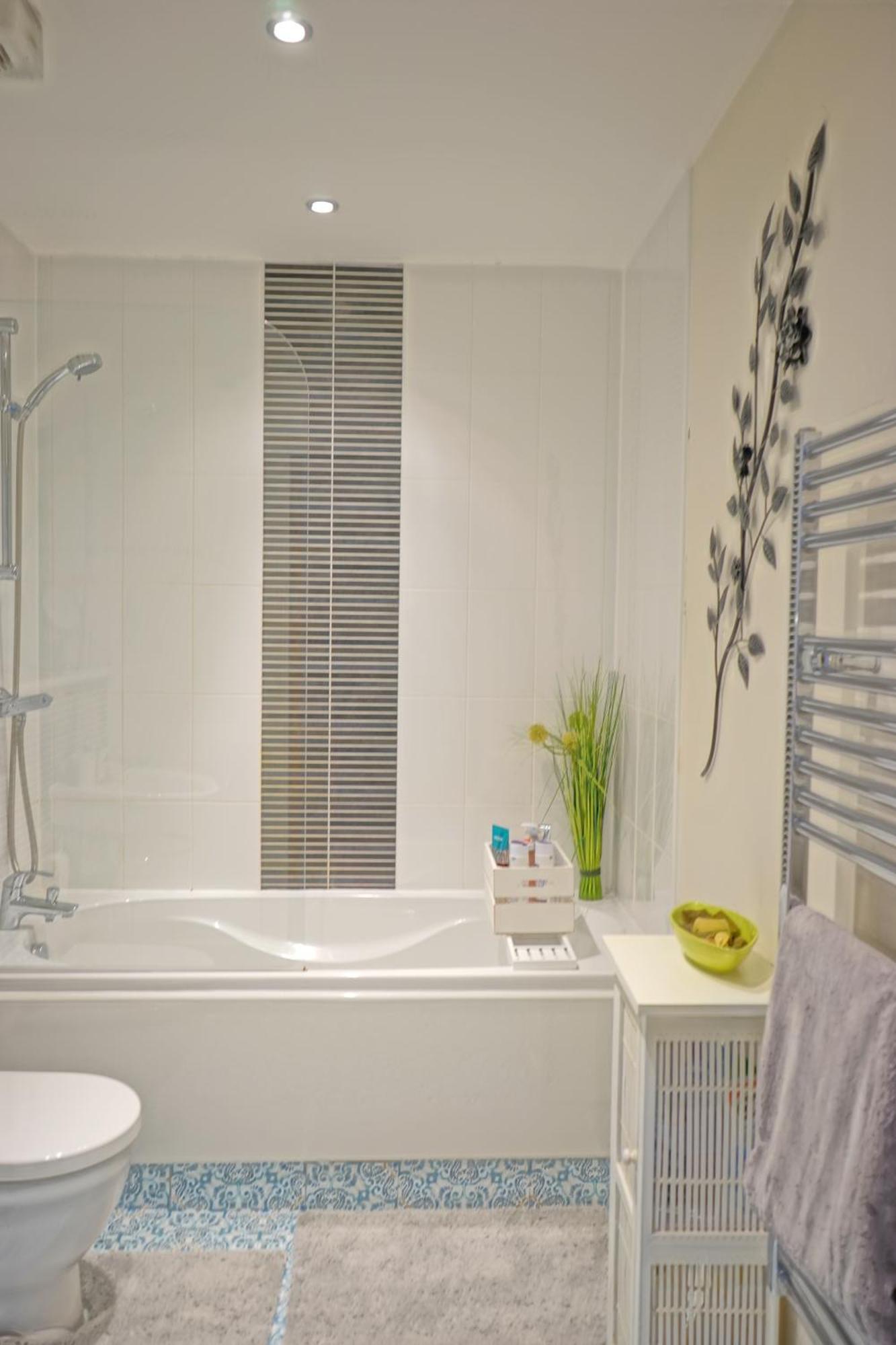 Soak Up The Light At A Soothing, Stylish Apartment In Swansea Marina Bilik gambar
