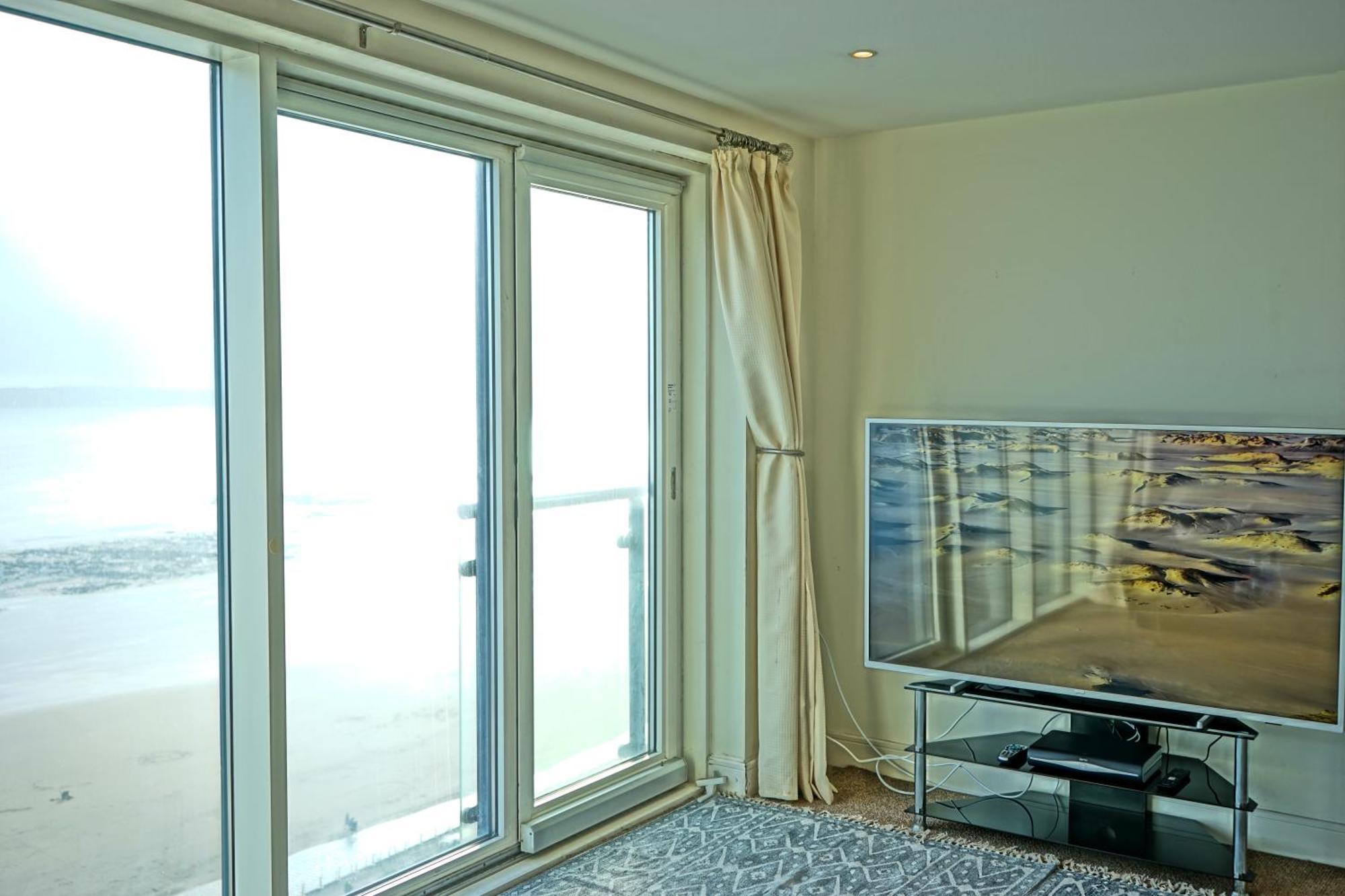 Soak Up The Light At A Soothing, Stylish Apartment In Swansea Marina Bilik gambar