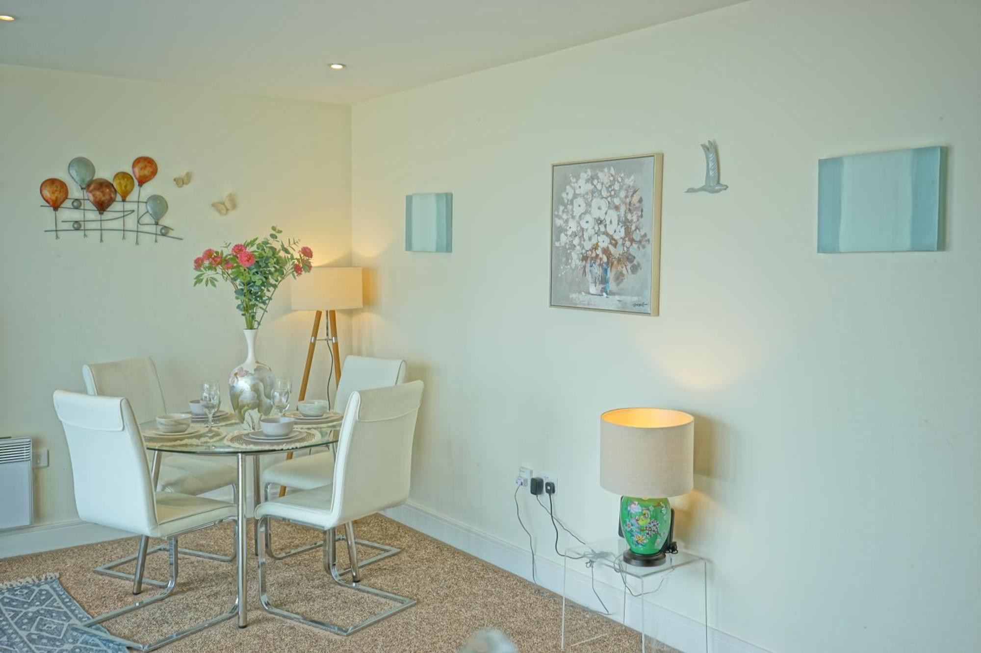Soak Up The Light At A Soothing, Stylish Apartment In Swansea Marina Bilik gambar