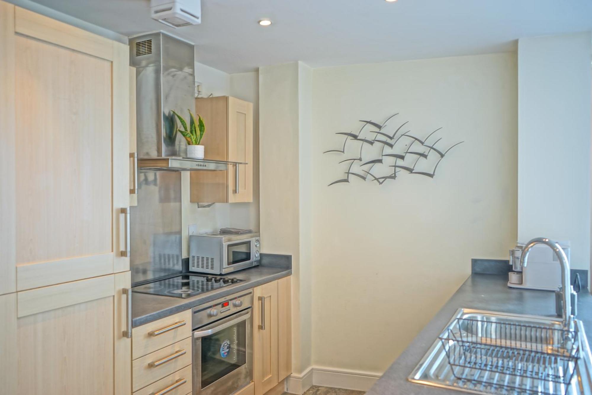 Soak Up The Light At A Soothing, Stylish Apartment In Swansea Marina Bilik gambar